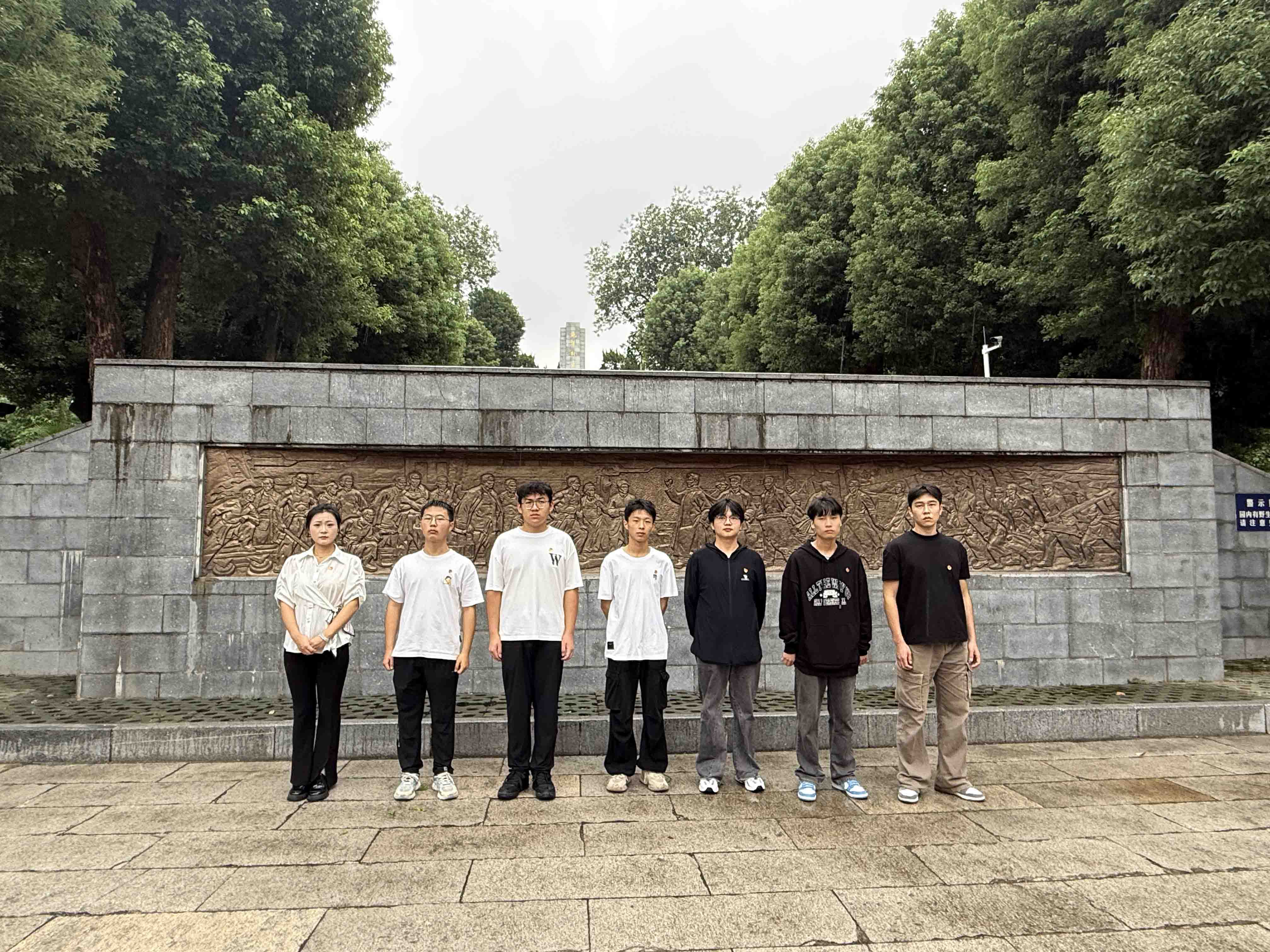 风雨寄哀思，精神永传承 ——bat365师生赴施洋烈士陵园开展祭扫活动