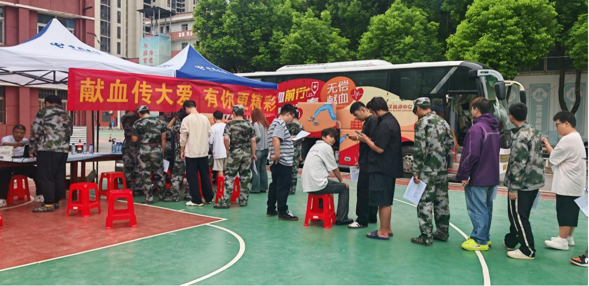 bat365在线中国官网登录入口学子踊跃献血 以热血青春传递爱心