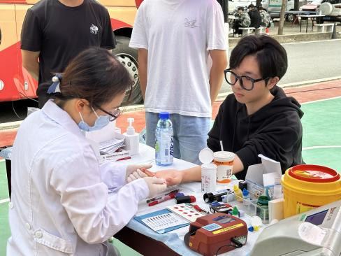 bat365在线中国官网登录入口学子踊跃献血 以热血青春传递爱心