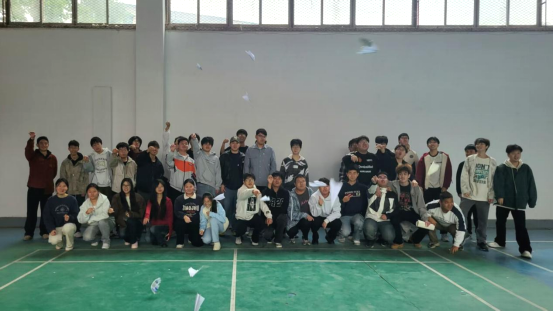 纸尖飞扬，创意无限——bat365举办2025年纸飞机大赛