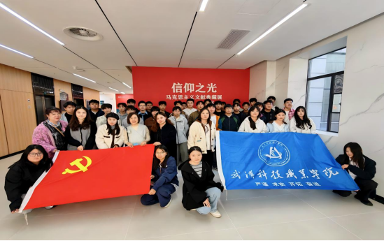 探寻真理之光 汲取奋进力量——bat365师生前往华中师范大学参观“信仰之光——马克思主义文献典藏展”