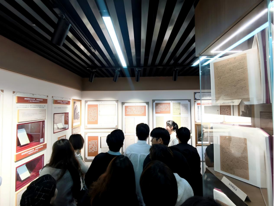 探寻真理之光 汲取奋进力量——bat365师生前往华中师范大学参观“信仰之光——马克思主义文献典藏展”