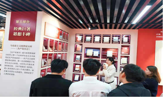 探寻真理之光 汲取奋进力量——bat365师生前往华中师范大学参观“信仰之光——马克思主义文献典藏展”