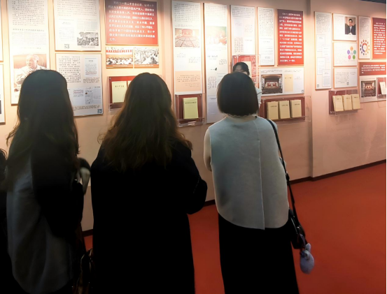 探寻真理之光 汲取奋进力量——bat365师生前往华中师范大学参观“信仰之光——马克思主义文献典藏展”