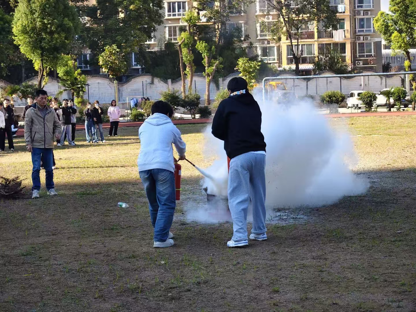 bat365在线中国官网登录入口开展消防安全专题培训 暨实战演练——筑牢校园安全防线