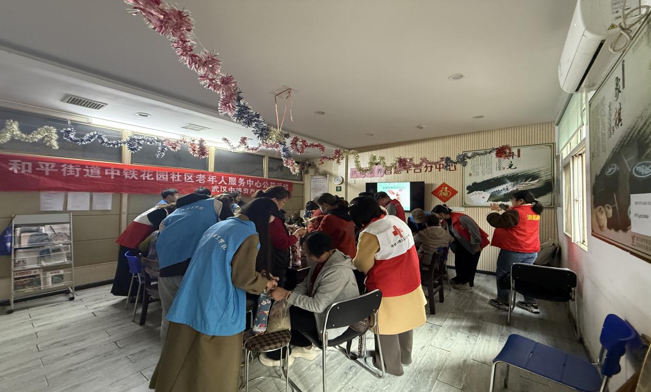 情暖重阳，枕护安康——bat365在线中国官网登录入口志愿者与长者共制艾草腰枕，乐享健康阳光