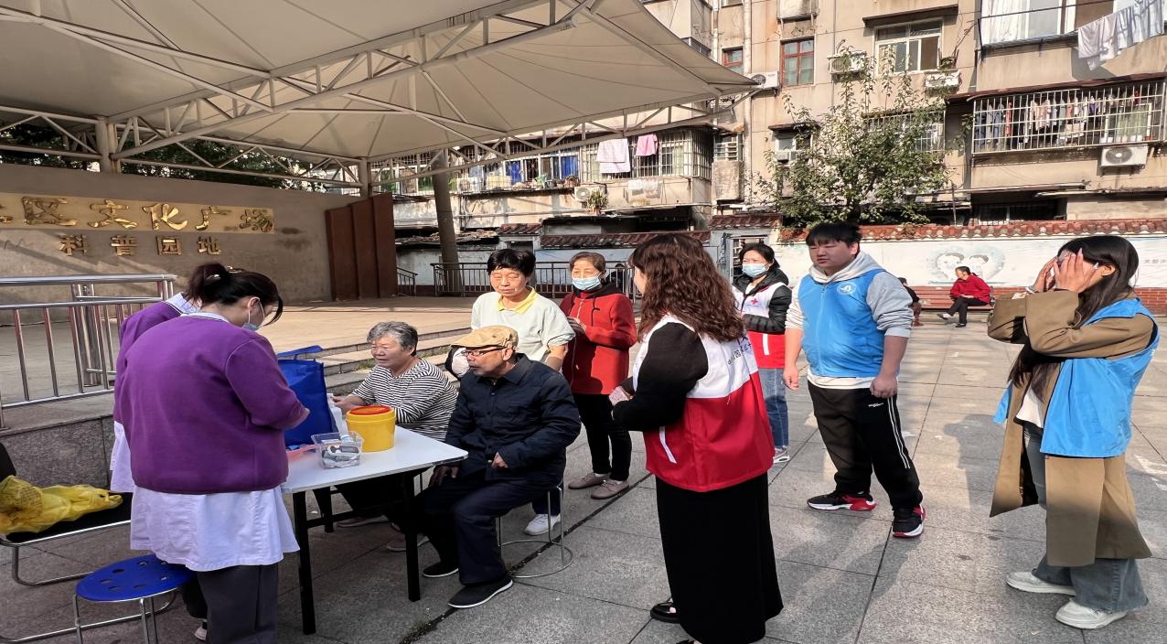 情暖重阳，枕护安康——bat365在线中国官网登录入口志愿者与长者共制艾草腰枕，乐享健康阳光