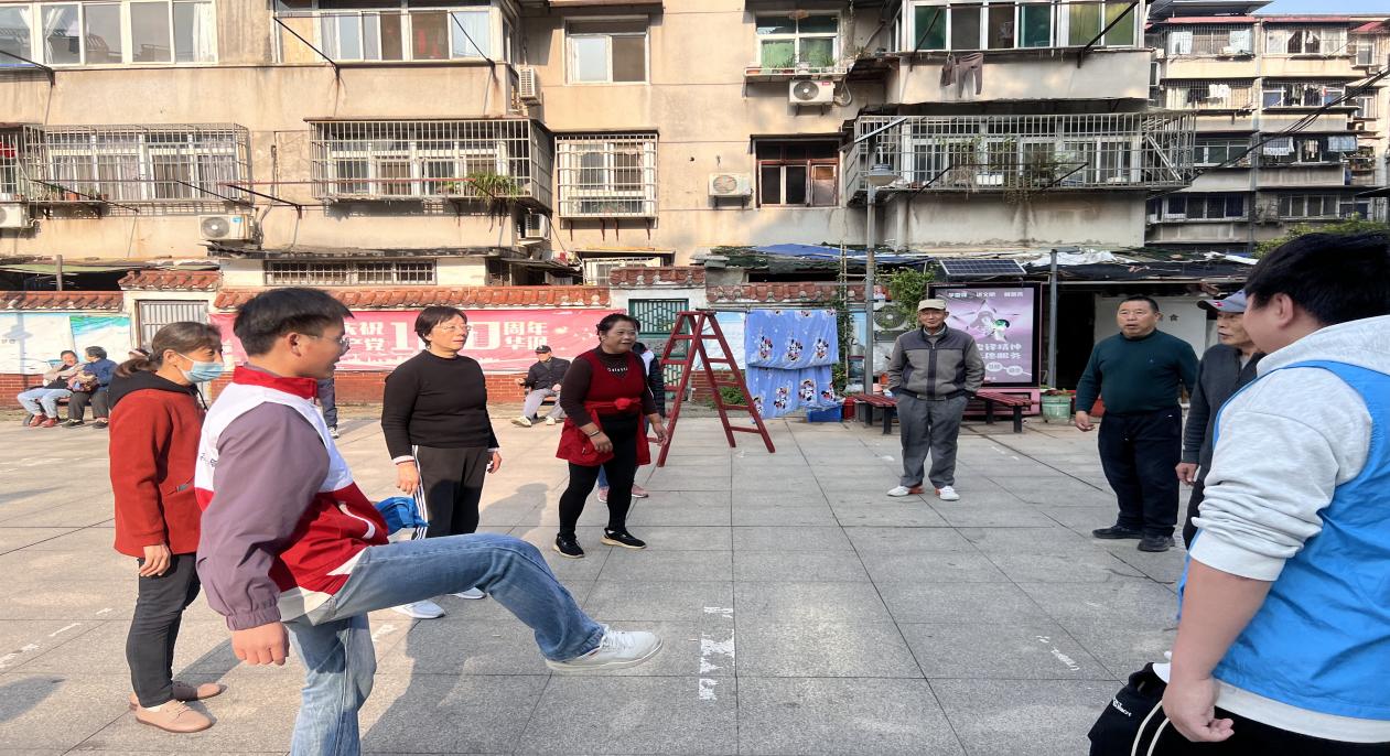 情暖重阳，枕护安康——bat365在线中国官网登录入口志愿者与长者共制艾草腰枕，乐享健康阳光