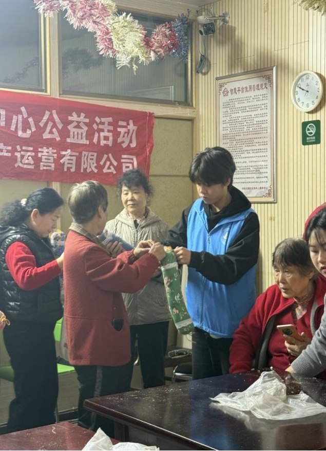 情暖重阳，枕护安康——bat365在线中国官网登录入口志愿者与长者共制艾草腰枕，乐享健康阳光