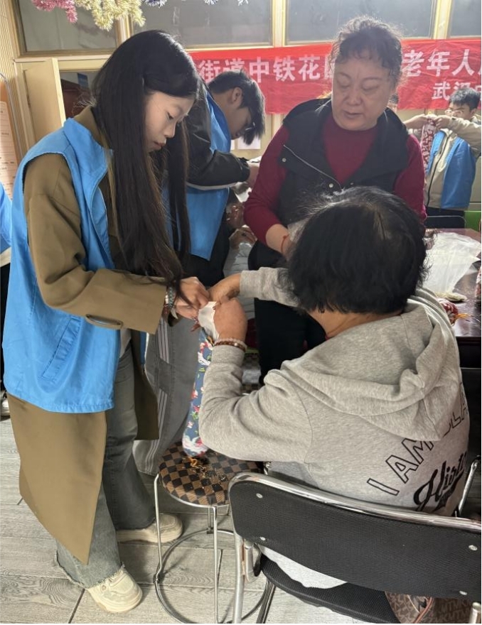 情暖重阳，枕护安康——bat365在线中国官网登录入口志愿者与长者共制艾草腰枕，乐享健康阳光