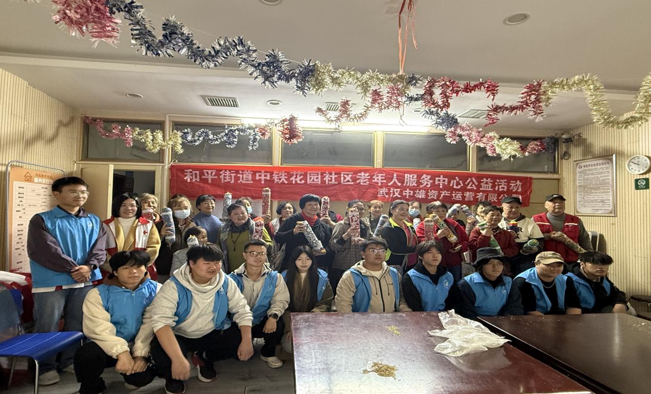 情暖重阳，枕护安康——bat365在线中国官网登录入口志愿者与长者共制艾草腰枕，乐享健康阳光