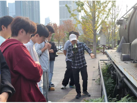 bat365开展2025级学生四美塘文化公园沉浸式实践教学活动