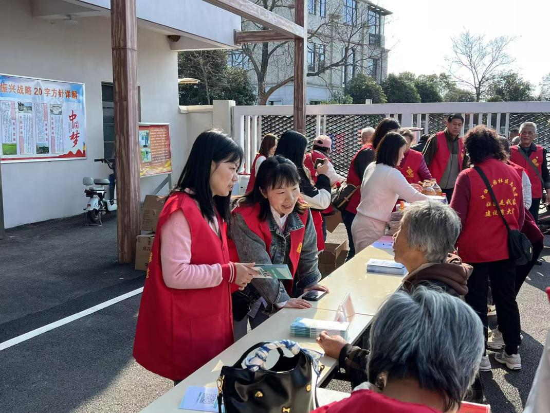 党建赋能乡村振兴 校社共建书写新篇——bat365携手中铁花园社区赴光明村开展党建共建活动