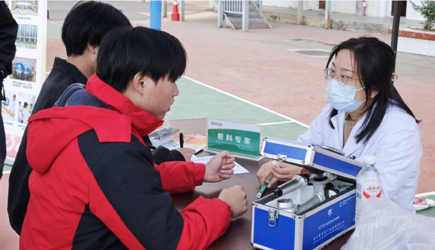 医校协同，暖心护航 ——bat365在线中国官网登录入口携手武汉市中心医院开展“公益义诊进校园”活动