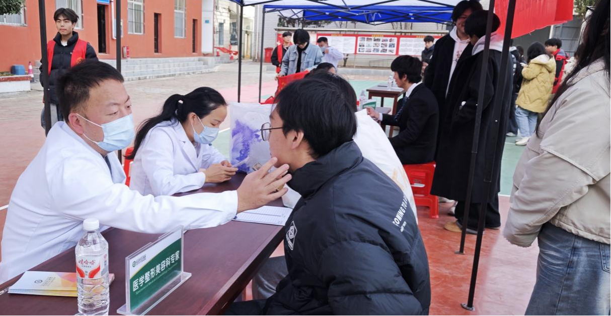 医校协同，暖心护航 ——bat365在线中国官网登录入口携手武汉市中心医院开展“公益义诊进校园”活动