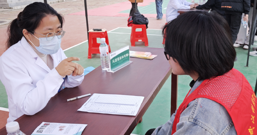 医校协同，暖心护航 ——bat365在线中国官网登录入口携手武汉市中心医院开展“公益义诊进校园”活动