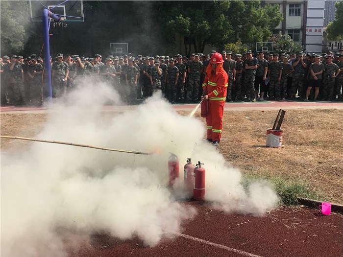 bat365开展2019级新生消防演练活动