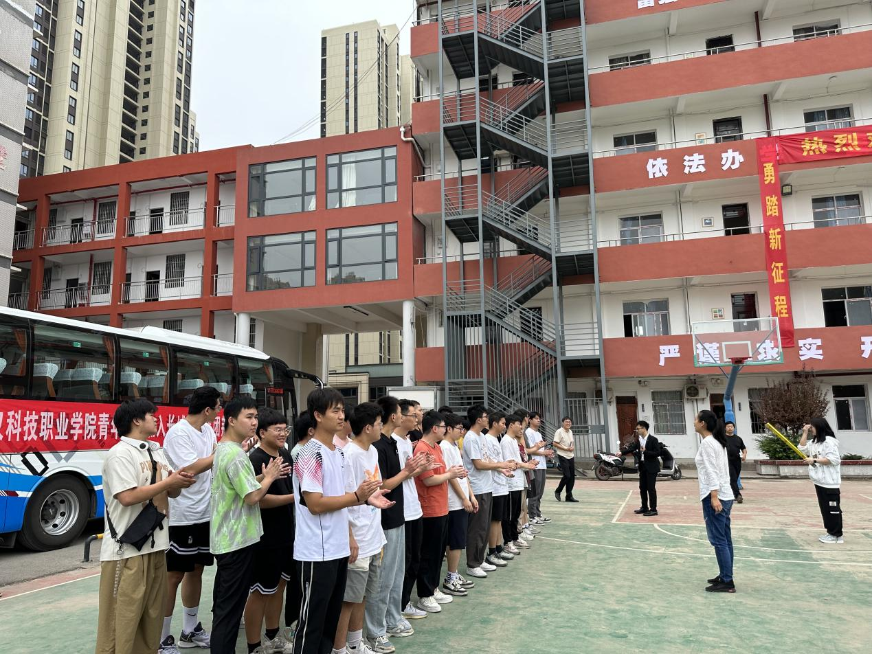 武科职学子开启新征程：bat365欢送学生赴企业实习就业！