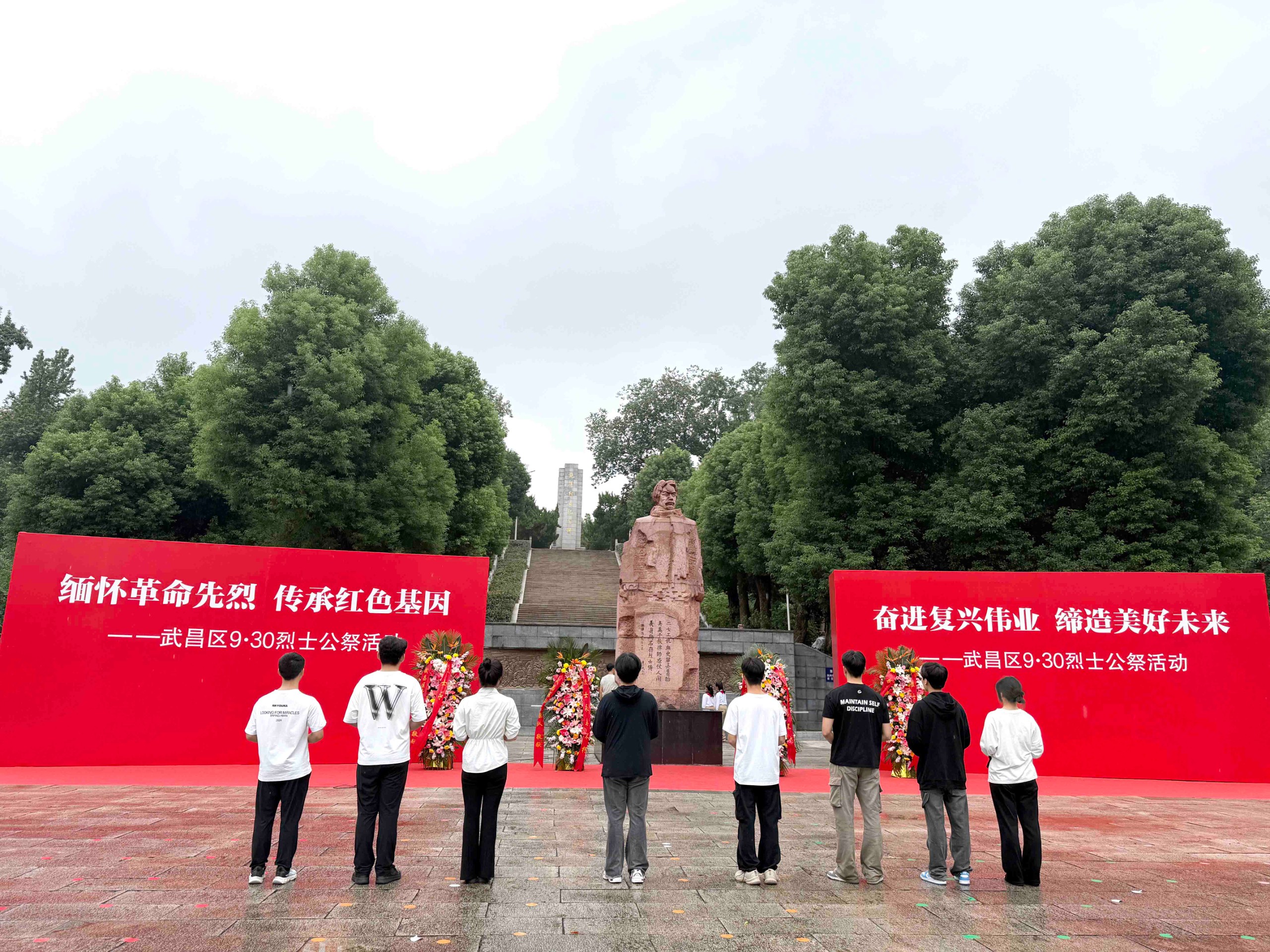 风雨寄哀思，精神永传承 ——bat365师生赴施洋烈士陵园开展祭扫活动