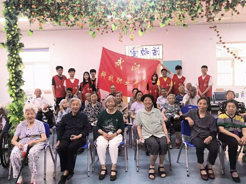 武科职院开展“庆端午·齐敬老”的主题活动