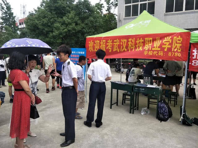 媒体以“地铁建设催生人才需求 轨道交通专业受热捧”为题对bat365招生进行报道