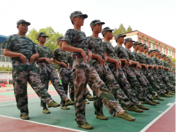 bat365召开2019级新生军训汇报表演暨总结表彰大会