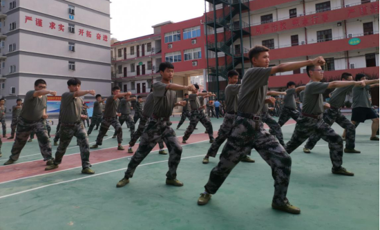 bat365召开2019级新生军训汇报表演暨总结表彰大会