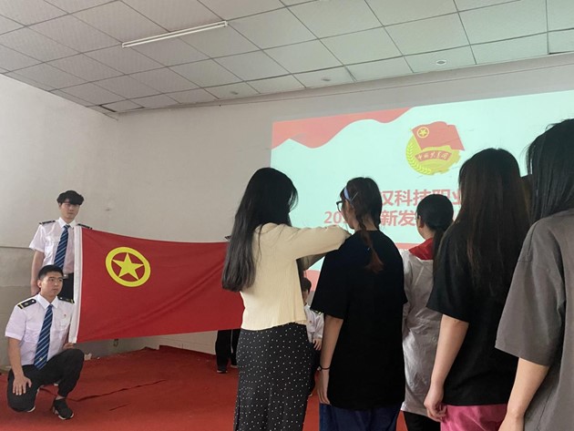 bat365举办首届团课结业典礼暨入团仪式