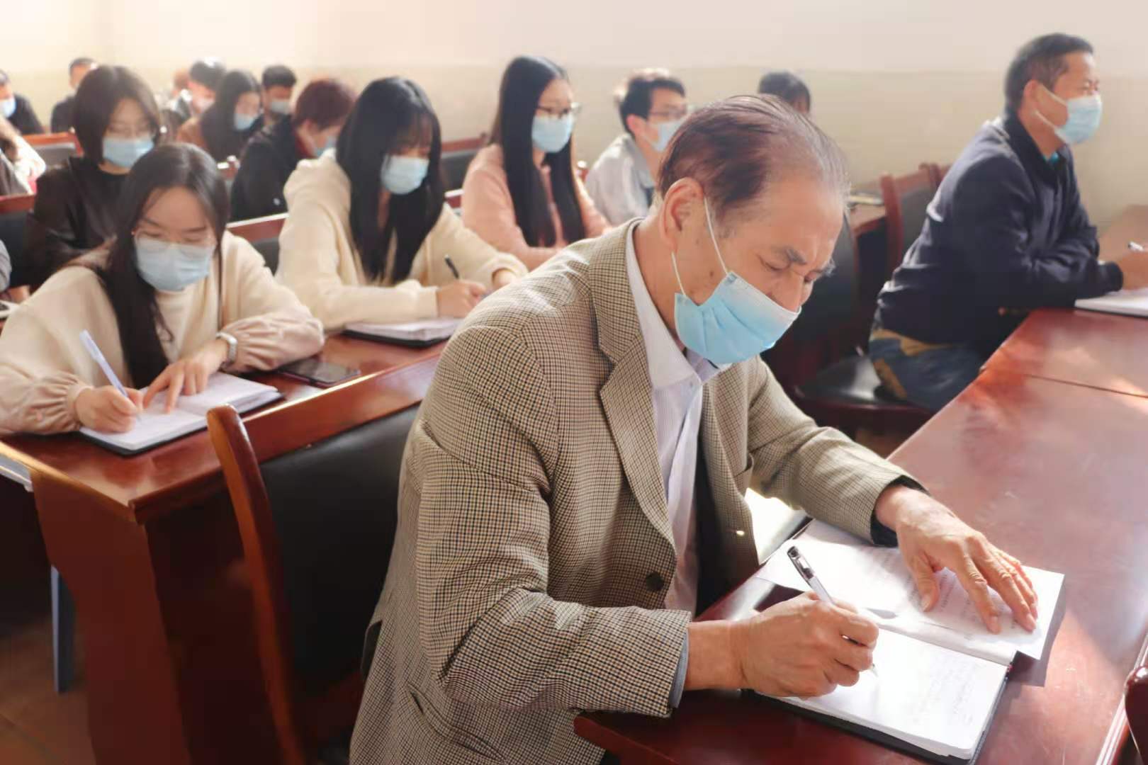 bat365组织党员干部及广大师生 学习贯彻党的十九届五中全会精神