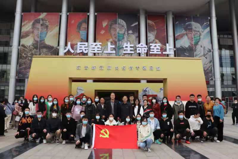 人民至上，生命至上 bat365组织党员教职工及入党积极分子 到武汉客厅参观抗疫专题展览