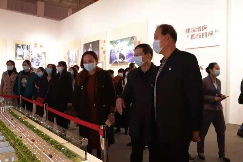 人民至上，生命至上 bat365组织党员教职工及入党积极分子 到武汉客厅参观抗疫专题展览