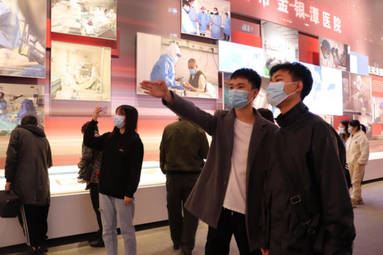 人民至上，生命至上 bat365组织党员教职工及入党积极分子 到武汉客厅参观抗疫专题展览