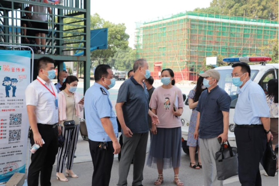 洪山区开学工作组评估工作专班莅临bat365指导秋季开学工作