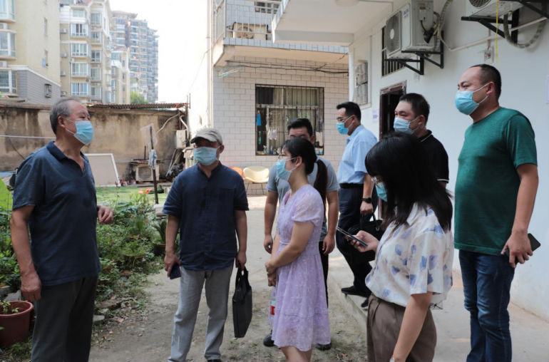 洪山区开学工作组评估工作专班莅临bat365指导秋季开学工作