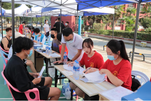 bat3652021级新生顺利到校报到