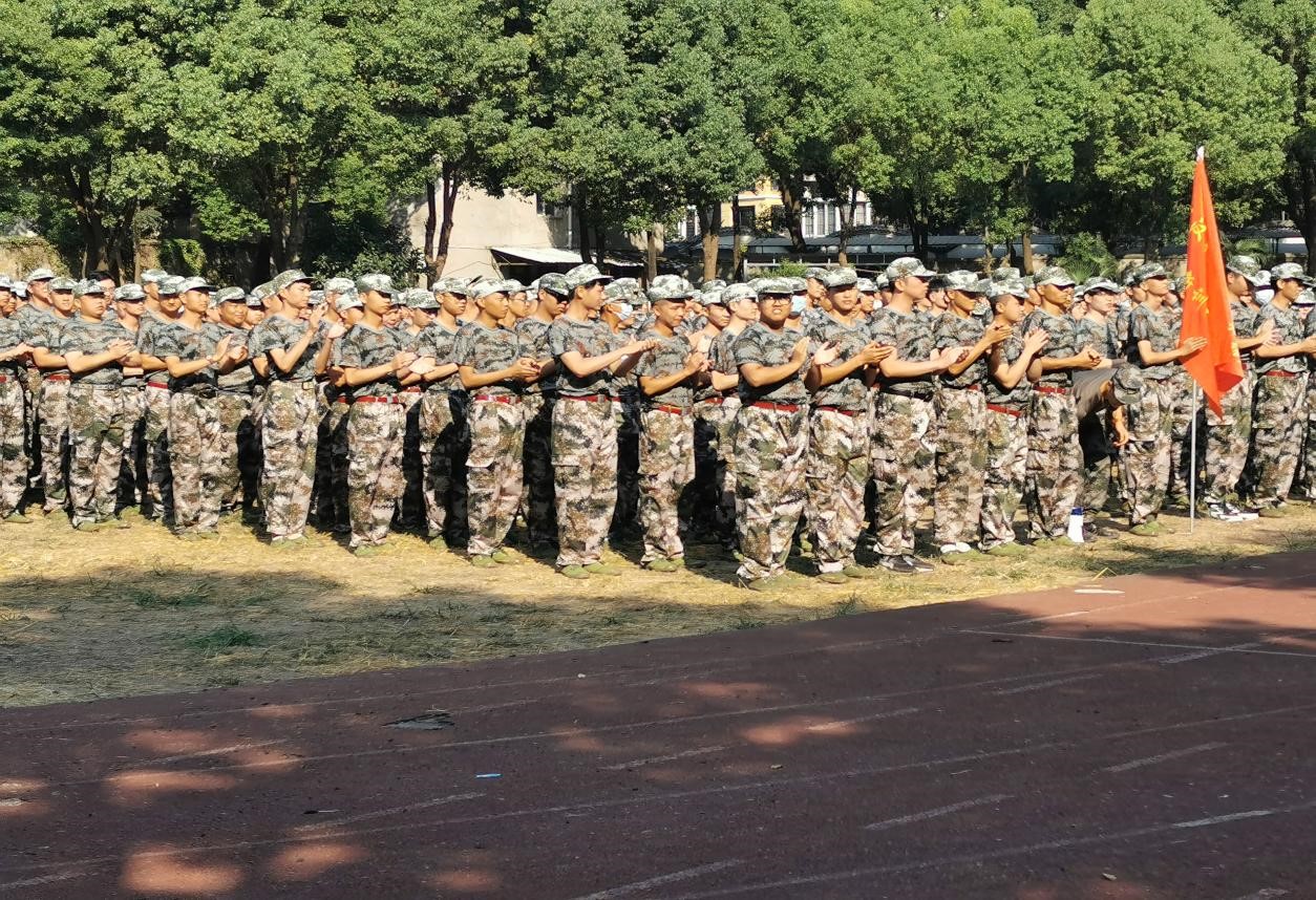 “浓情中秋，爱满校园”bat365为军训新生发放月饼