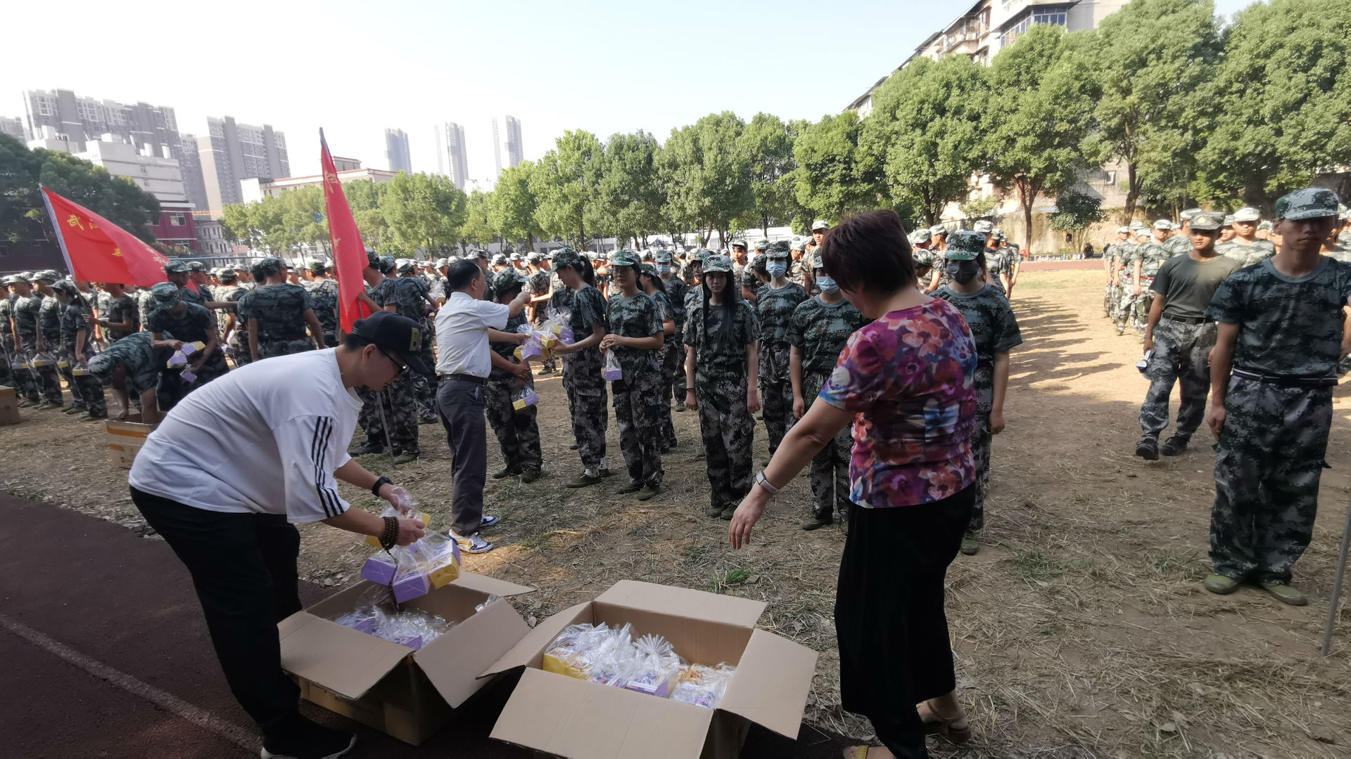 “浓情中秋，爱满校园”bat365为军训新生发放月饼