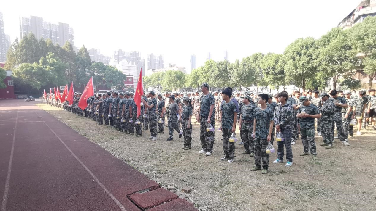 “浓情中秋，爱满校园”bat365为军训新生发放月饼