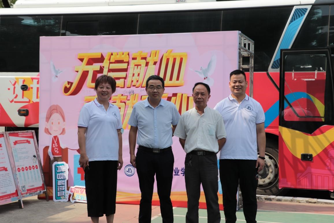 bat365组织百余名学生参加杨园街道  团体无偿献血活动
