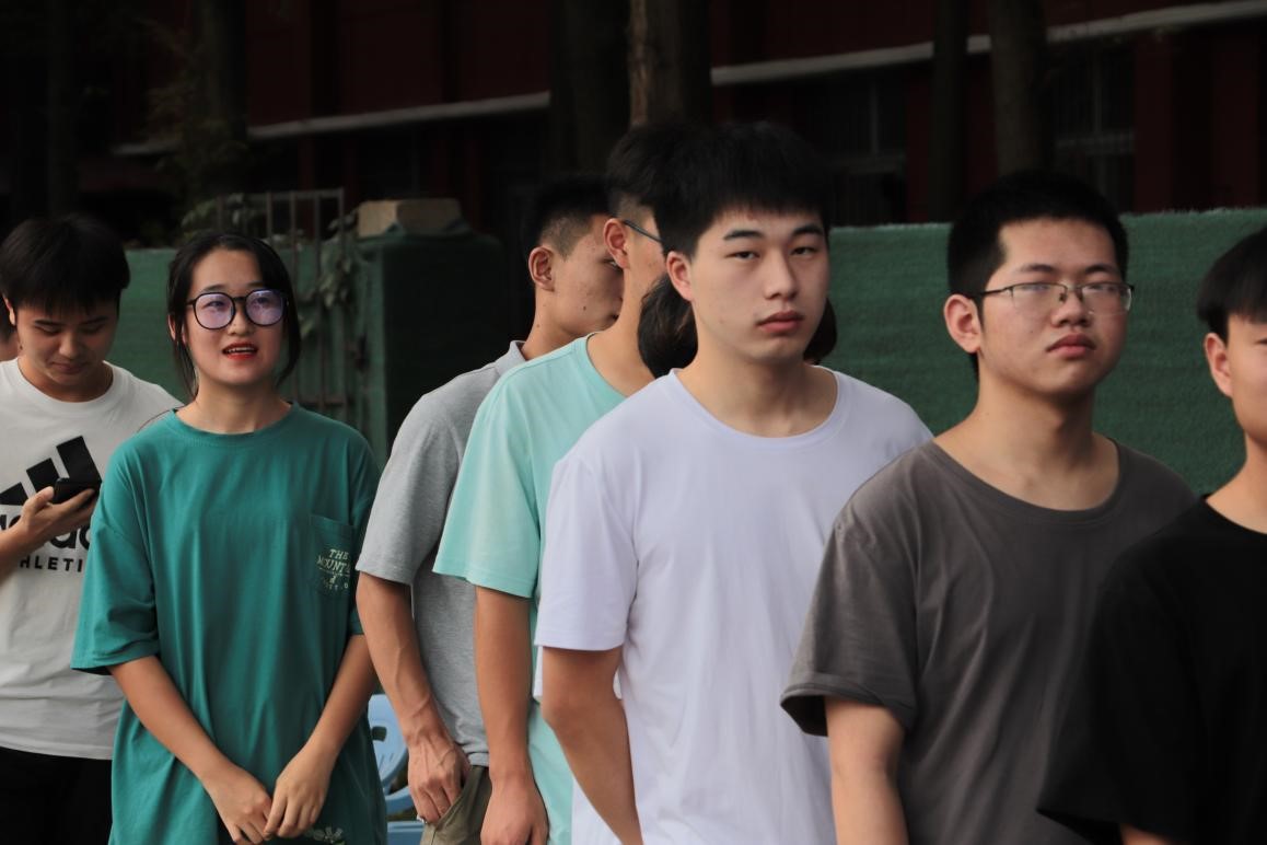 bat365组织百余名学生参加杨园街道  团体无偿献血活动