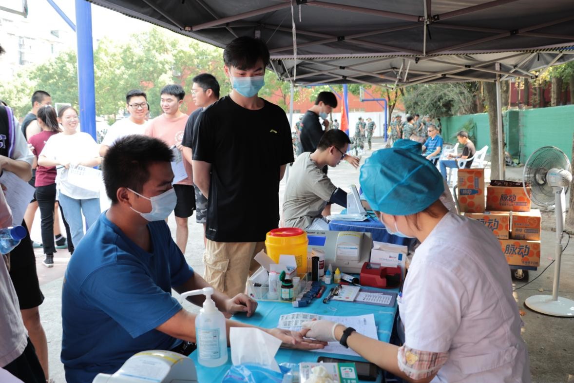 bat365组织百余名学生参加杨园街道  团体无偿献血活动