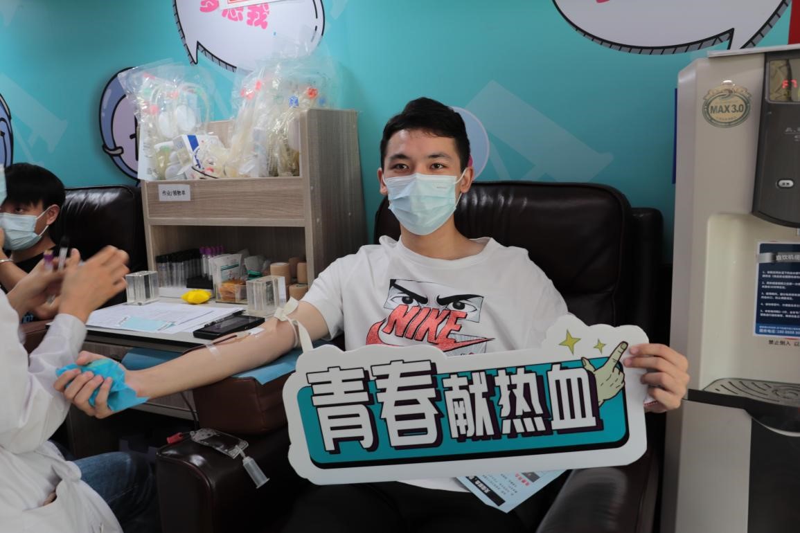 bat365组织百余名学生参加杨园街道  团体无偿献血活动