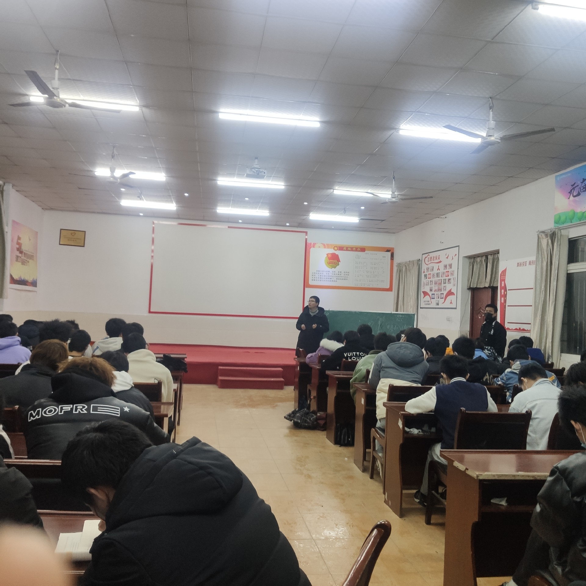 bat365在线中国官网登录入口疫情期间学生心理疏导班会