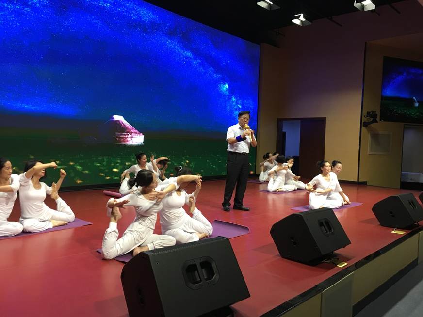 说明: D:\2018年新闻\180530 工会 威尼斯官网举办“传承民族经典 坚定文化自信”教职工葫芦丝协会汇报演出\2、夏伟校长独奏.JPG